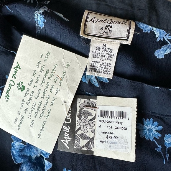 🛍️ Aprie Correll Navy with blue floral skirt with side zipper + button closure - Picture 7 of 7